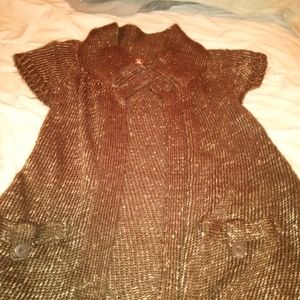 Girl's top single button enclosure under neck capped sleeves